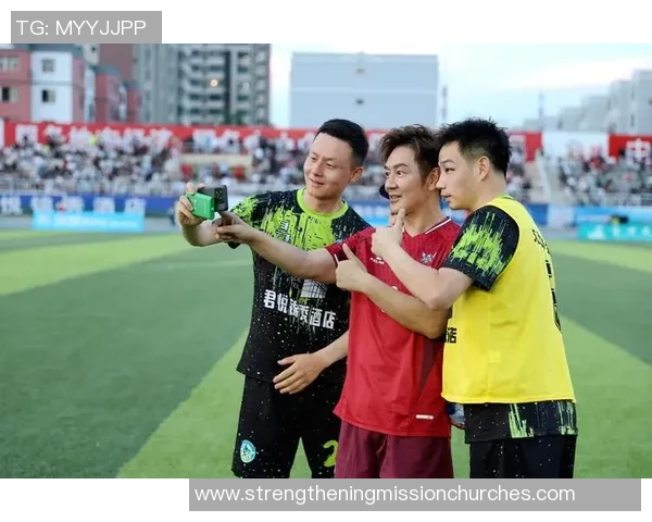 黑框眼镜下的足球明星们如何在绿茵场上展现独特魅力与风采